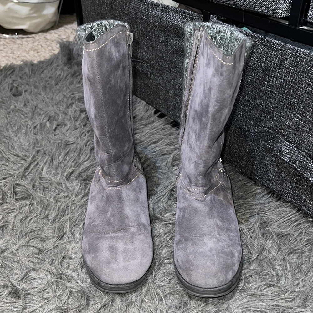 Women's Muk Luks boots, size 6, grey- with zippered closure, black rubber sole